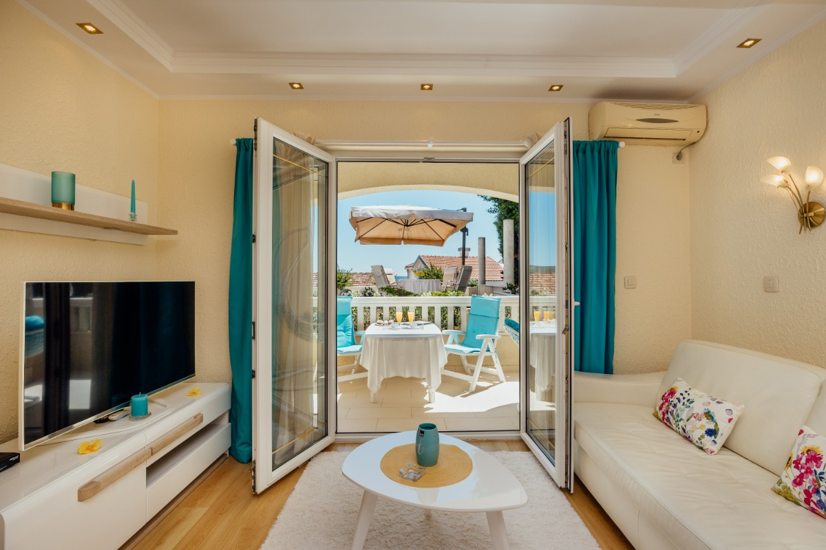 https://www.apartments-porobic.com/files/offer/thumb/1744636439-1K2A6047.jpg